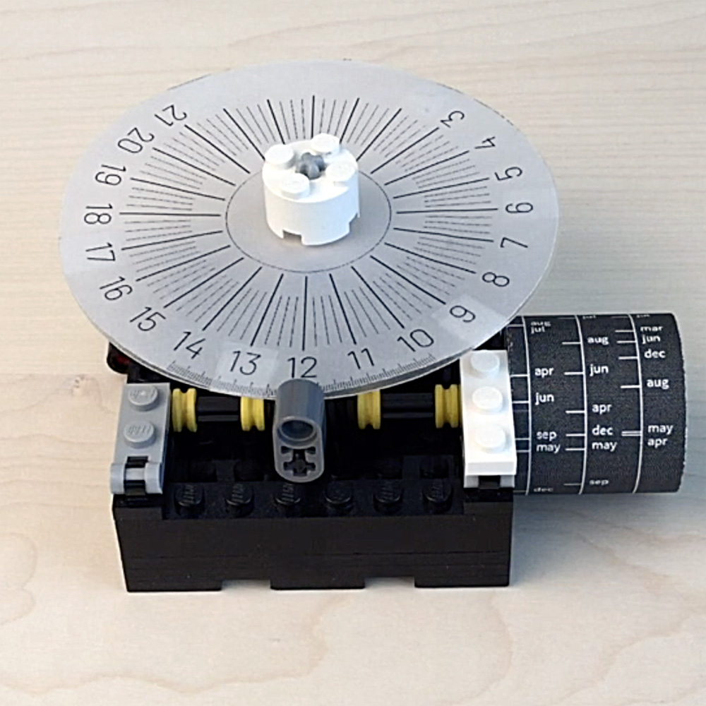 Lego, Sonnenuhr mit Analemma Funktion, Portable Sundial with equiation of time, Analemma, Zeitgleichung, Äquiationskurve, Erde, Sonne, Erdrotation, Sonnenuhr, Lichtzeiger, Zeit, Zifferblatt, Breitengrad, 